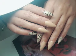 خدمات کاشت ناخن 