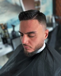 آرایشگاه مردانه و سولاریوم